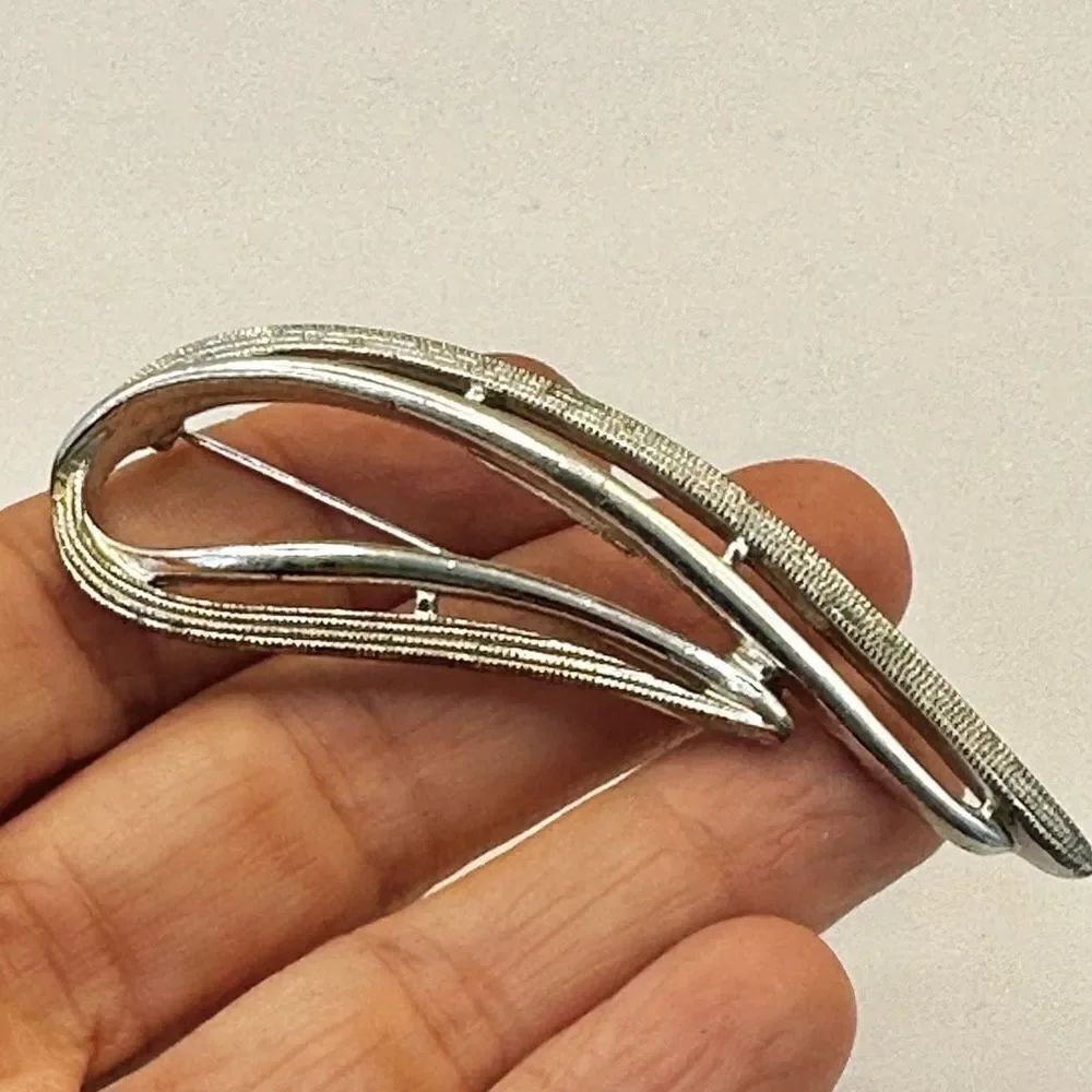 Sarah Coventry silver tone vintage brooch